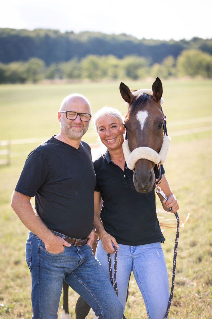 Anja & Heiner Beifuss mit Pferd Anja und Heiner Beifuss zusammen mit einem braunen Pferd