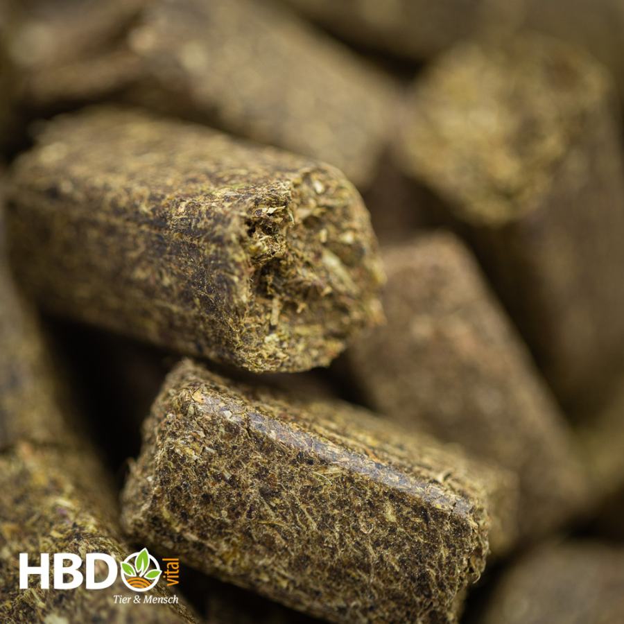 Foto von HBD’s Leinies Leckerlies - Eine Nahaufnahme der HBD’s Leinies zeigt braun-grüne Leckerlies in Pelletform. Die Farbe und Form der Leckerlies sind deutlich sichtbar und vermitteln einen Eindruck von der Beschaffenheit des Produkts