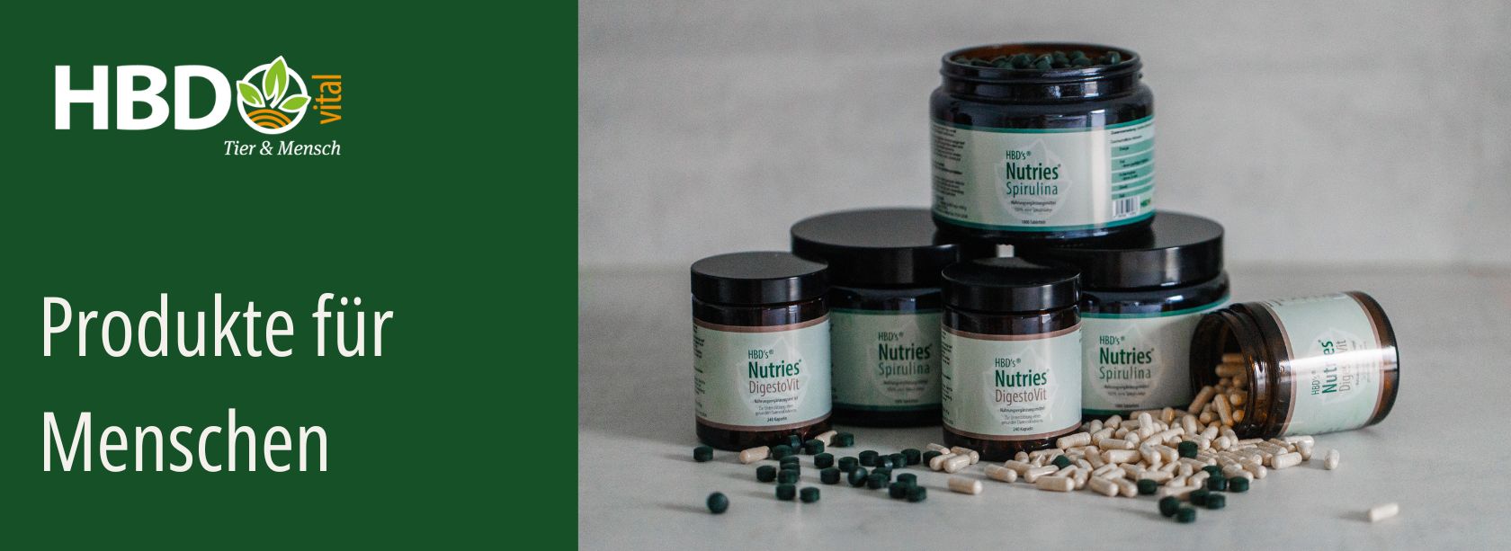 HBD’s® Nutries® - Produkte für Menschen Die komplette HBD’s Nutries Produktlinie ist zu sehen. DigestoVit und Spirulina. Es liegen Kapseln und Presslinge um die Produkte herum.