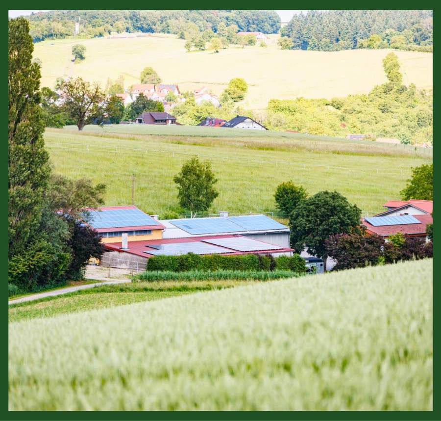 HBD Unternehmensgelände in malerischer Landschaft Blick auf das HBD-Unternehmensgelände, umgeben von Feldern und Hügeln in einer ländlichen Umgebung.