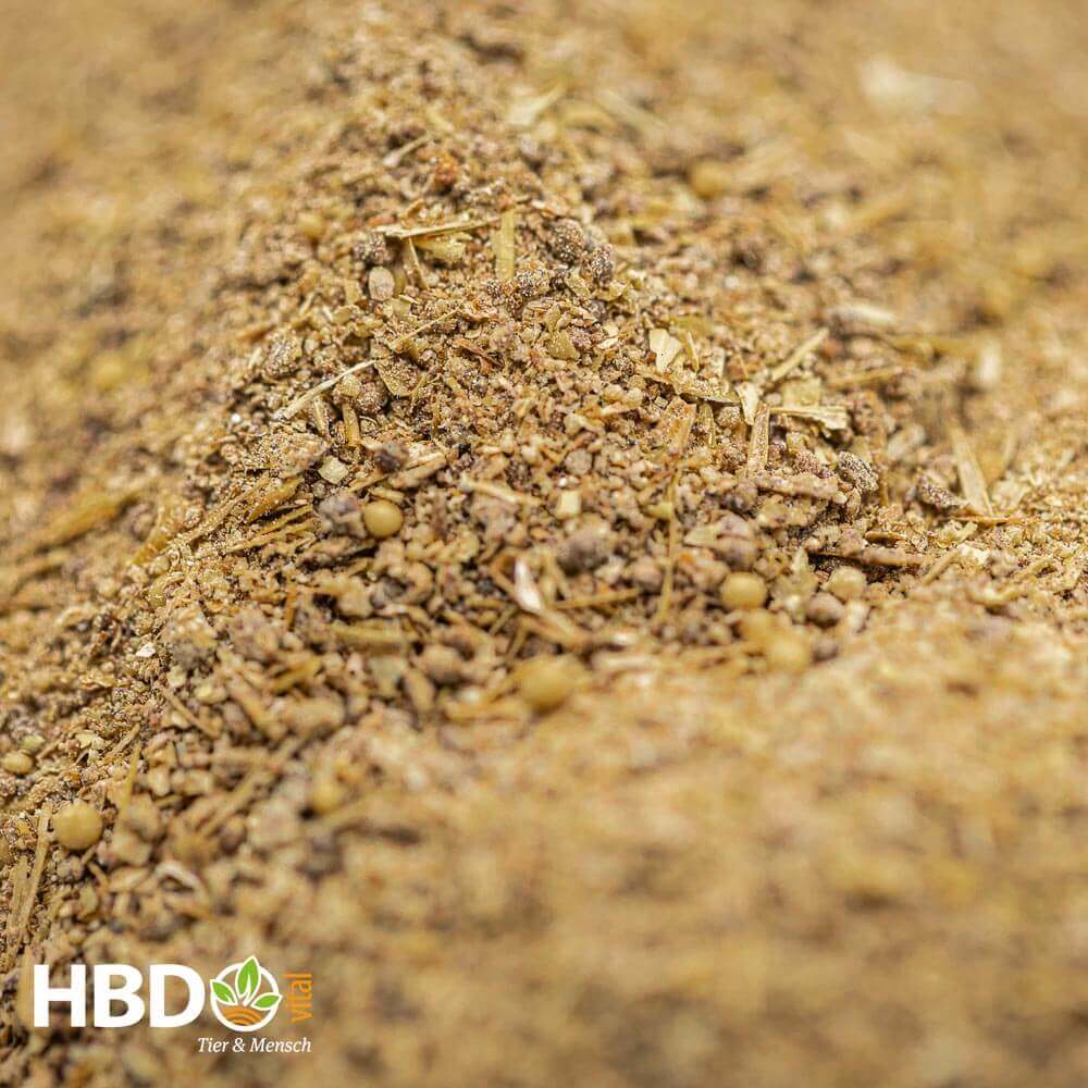 Futterstruktur HBD’s® DigestoVit Forte für Pferde - der Schadkeimbinder für den Darm Foto des Futtersacks von HBD’s® DigestoVit Forte der Darmkur zur Bindung von Schadkeimen im Darm mit Beta-Glucanen für Pferde. Das Foto zeigt ein hellbraunes feines Pulver mit ein wenig Struktur und Fasern.