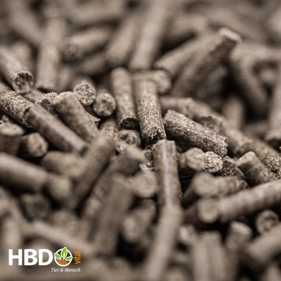 Foto von HBD’s MonoMangan A/F mit Anis und Fenchel- Eine Nahaufnahme von HBD’s MonoMangan zeigt graue Pellets.