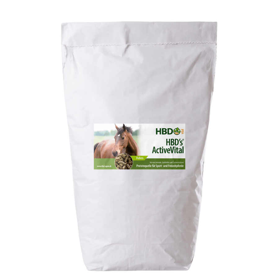 Das Produkt HBDs ActiveVital, das Kraftfutter für Sport- und Freizeitpferde ist zu sehen. Es ist ein weißer Sack mit dem Etikett des Produkts.