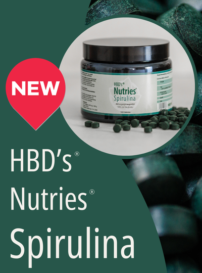 Ein Werbebanner zum neuen HBD’s® Nutries Produkt - spirulina. Es zeigt das Spirulina Glas mit dem Text neu und den grünen Tabletten.